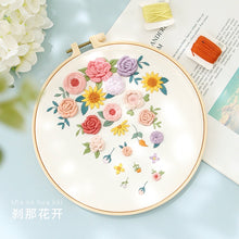 Cargar imagen en el visor de la galería, Pastel Floral Design Hand Embroidery DIY Kit 20cm