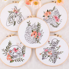 Cargar imagen en el visor de la galería, Skull & Flowers Hand Embroidery DIY Kit 20cm