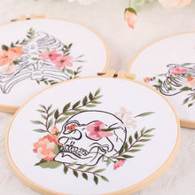 Cargar imagen en el visor de la galería, Skull & Flowers Hand Embroidery DIY Kit 20cm