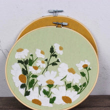 Load image into Gallery viewer, Beginners Daisy Hand Embroidery DIY Kit 20cm