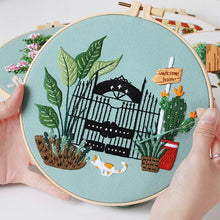 Cargar imagen en el visor de la galería, Cute Cat in Garden Hand Embroidery DIY Kit 20cm
