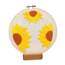 Charger l&#39;image dans la galerie, Beginners Sunflowers  Hand Embroidery Kit 20cm
