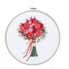 Cargar imagen en el visor de la galería, Kit completo de bordado a mano de flores de ramo de rosas rojas para principiantes

