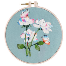 Cargar imagen en el visor de la galería, Kit de bordado a mano de mariposas y flores de colores
