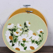 Charger l&#39;image dans la galerie, Beginners Daisy  Hand Embroidery DIY Kit 20cm
