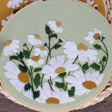 Charger l&#39;image dans la galerie, Beginners Daisy  Hand Embroidery DIY Kit 20cm
