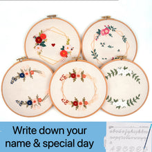Cargar imagen en el visor de la galería, Kit de bordado a mano floral con tu nombre DIY 20cm
