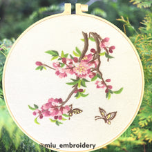 Cargar imagen en el visor de la galería, Aro Bordado a Mano 8” - Flor de Cerezo y Mariposa
